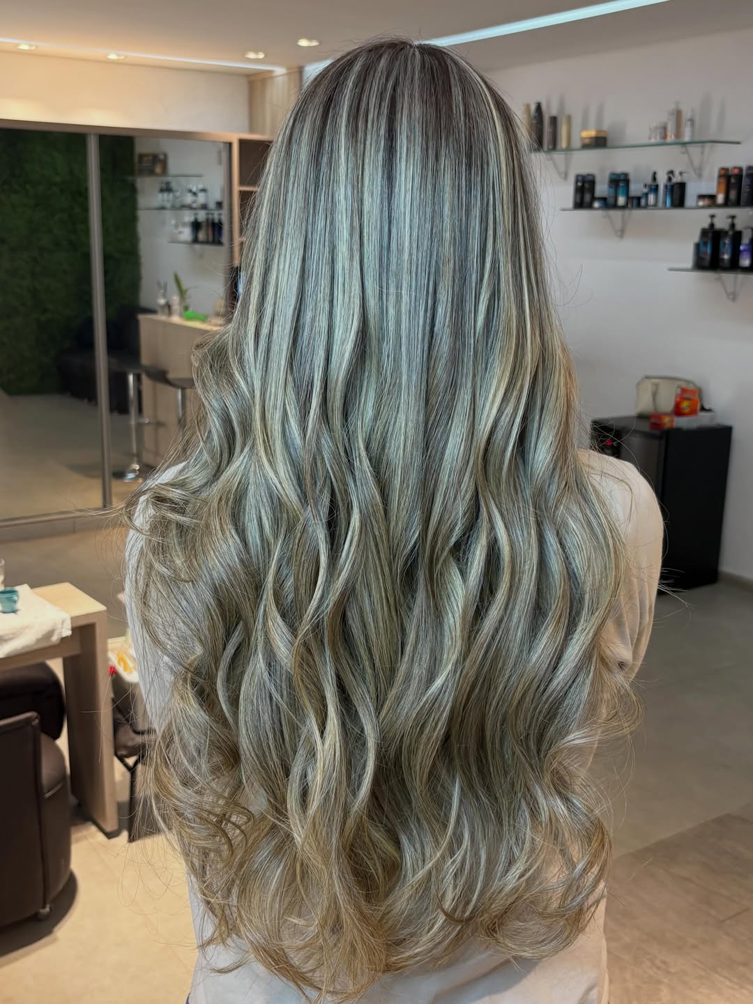 cabelo saudável e brilhante após hidratação capilar Instituto Flávia Tom Back Contagem